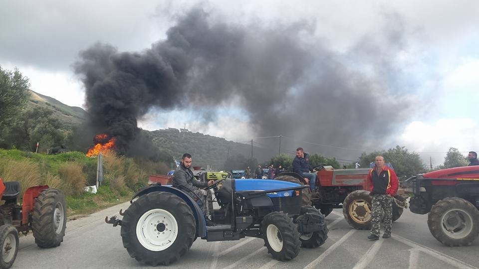 Μπλόκα με... αντικριστό και λύρα στην Κρήτη [εικόνες] | iefimerida.gr 0
