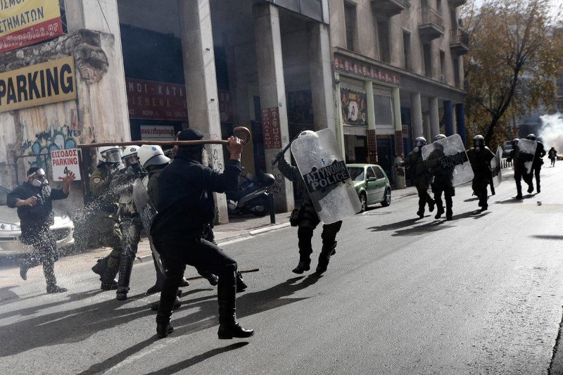 Η οργή των αγροτών ξέσπασε στην Αθήνα [εικόνες&βίντεο] | iefimerida.gr 27