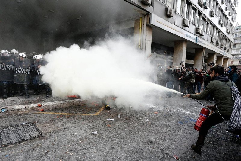 Η οργή των αγροτών ξέσπασε στην Αθήνα [εικόνες&βίντεο] | iefimerida.gr 25