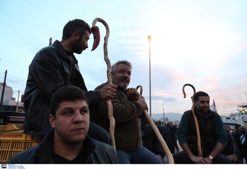Κατσούνα, σαρίκι και στιβάνια -Τα αξεσουάρ των αγροτών της Κρήτης [εικόνες] | iefimerida.gr 3