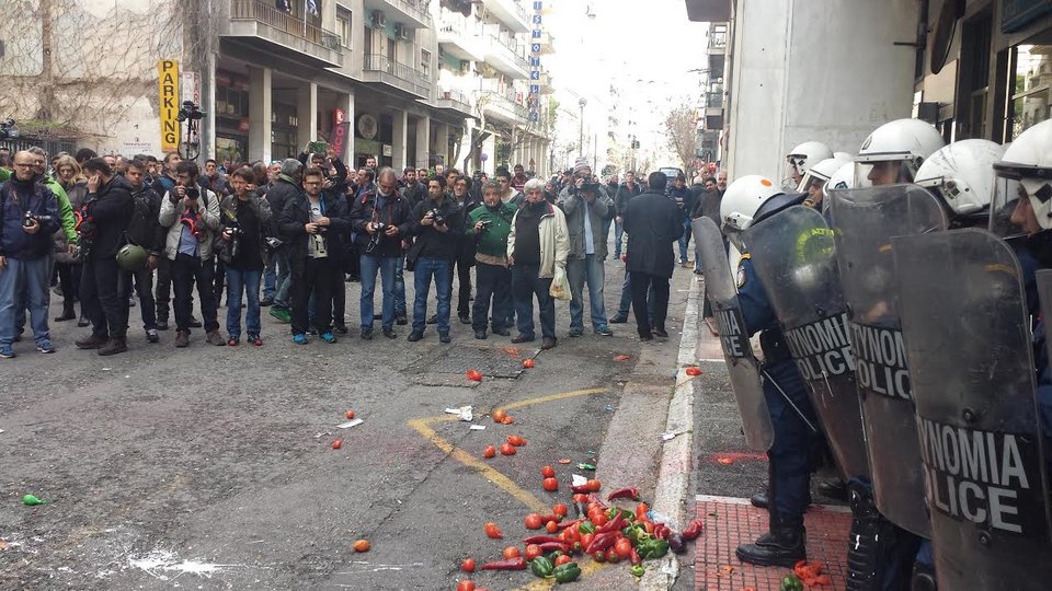 Η οργή των αγροτών ξέσπασε στην Αθήνα [εικόνες&βίντεο] | iefimerida.gr 3