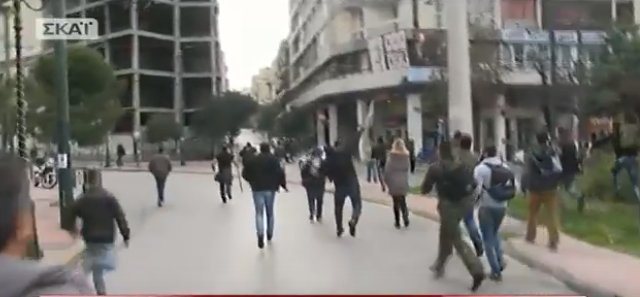 Αγρότες από την Κρήτη πήραν στο κυνήγι περιπολικά και ΜΑΤ [εικόνες & βίντεο] | iefimerida.gr 0