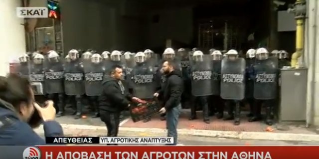 Αγρότες από την Κρήτη πήραν στο κυνήγι περιπολικά και ΜΑΤ [εικόνες & βίντεο] | iefimerida.gr 4