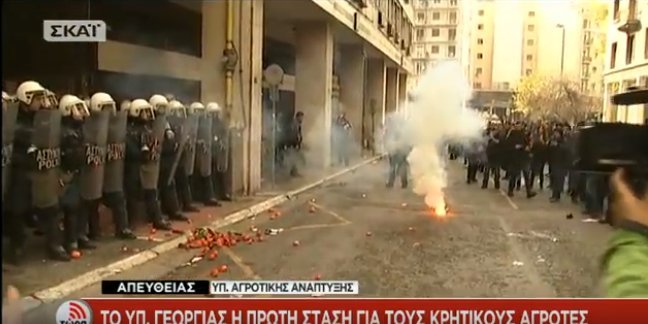 Αγρότες από την Κρήτη πήραν στο κυνήγι περιπολικά και ΜΑΤ [εικόνες & βίντεο] | iefimerida.gr 6