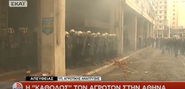 Αγρότες από την Κρήτη πήραν στο κυνήγι περιπολικά και ΜΑΤ [εικόνες & βίντεο] | iefimerida.gr 7