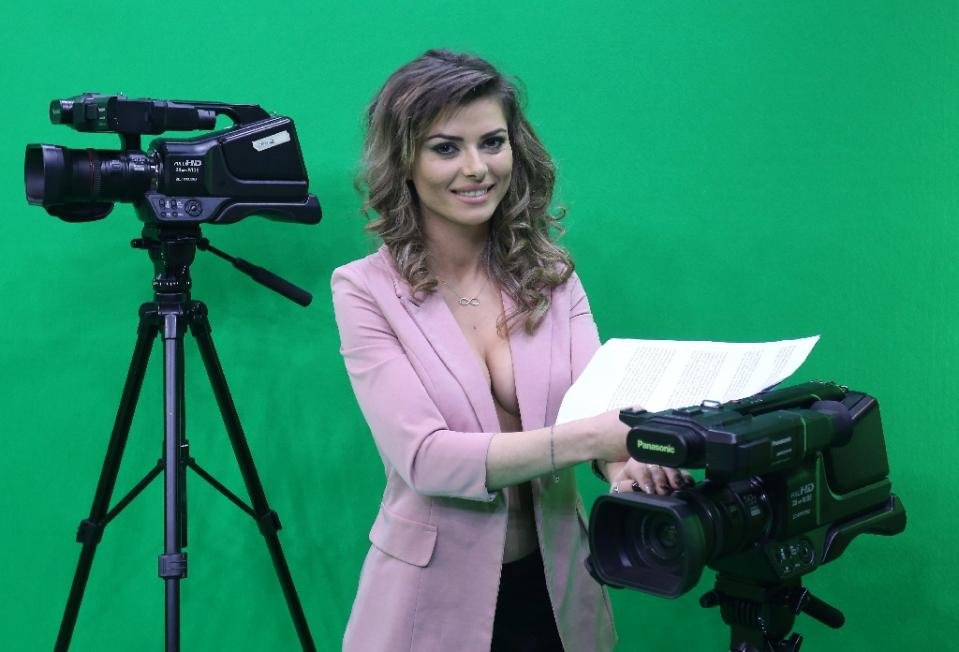 Οι τόπλες παρουσιάστριες ειδήσεων -Κανάλι στην Αλβανία λέει τη γυμνή αλήθεια, κυριολεκτικά [εικόνες] | iefimerida.gr 1