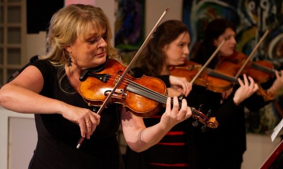 Η πολυβραβευμένη βιολονίστα Ανζέλ Ντιμπό και η περίφημη γυναικεία ορχήστρα της, για πρώτη φορά στην Αθήνα [εικόνες] | iefimerida.gr 2