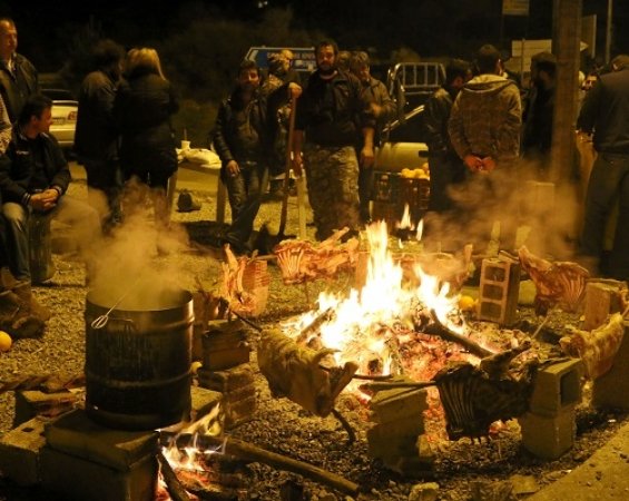 Μπλόκα με... αντικριστό και λύρα στην Κρήτη [εικόνες] | iefimerida.gr 1