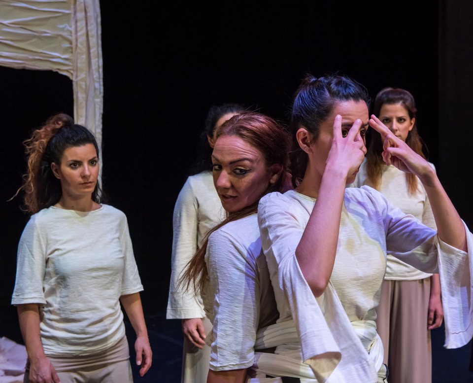 Μοναδικό- Οκτώ αρχαίες τραγωδίες με ηθοποιούς που δεν ακούν αλλά αφουγκράζονται τη μουσική [εικόνες] | iefimerida.gr 0