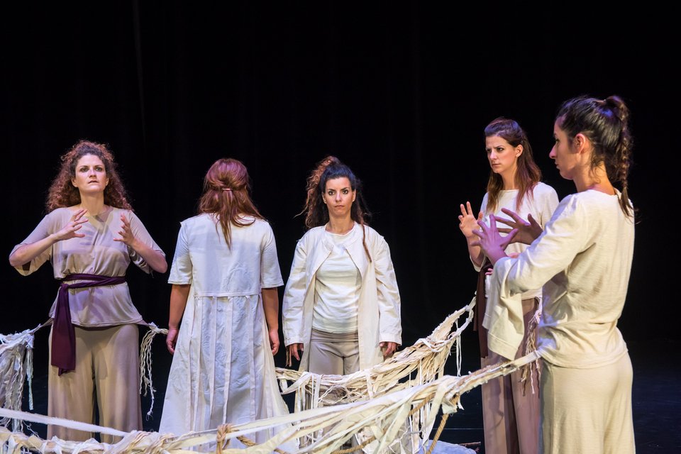 Μοναδικό- Οκτώ αρχαίες τραγωδίες με ηθοποιούς που δεν ακούν αλλά αφουγκράζονται τη μουσική [εικόνες] | iefimerida.gr 1