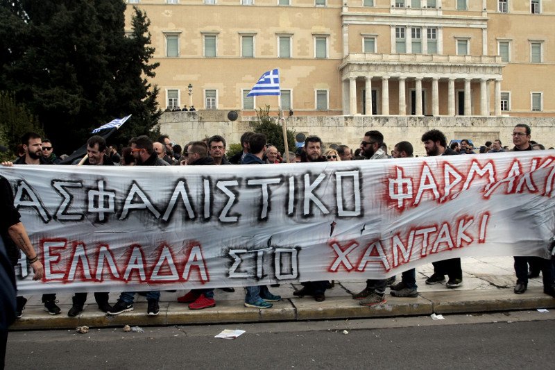 Τα πιο έξυπνα συνθήματα της πορείας -Τι έγραψαν σε πανό, πλακάτ, μπαλόνια οι διαδηλωτές [εικόνες] | iefimerida.gr 6