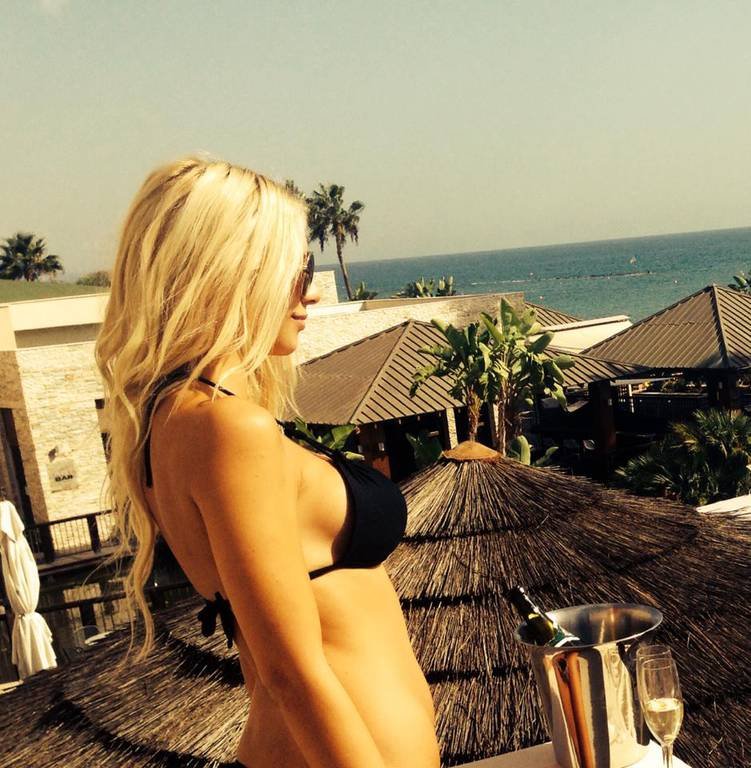 Η σέξι αστυνομικίνα της διαδήλωσης - Η ξανθιά Σοφία που έκλεψε την παράσταση [εικόνες] | iefimerida.gr 3