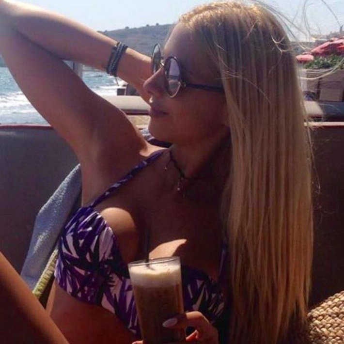 Η σέξι αστυνομικίνα της διαδήλωσης - Η ξανθιά Σοφία που έκλεψε την παράσταση [εικόνες] | iefimerida.gr 4