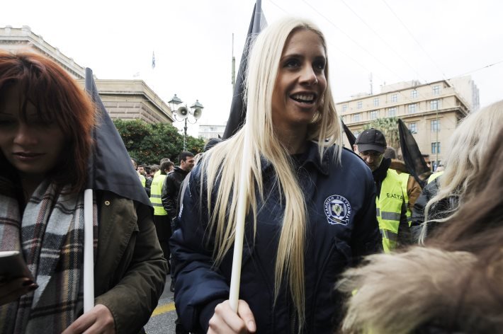 Η σέξι αστυνομικίνα της διαδήλωσης - Η ξανθιά Σοφία που έκλεψε την παράσταση [εικόνες] | iefimerida.gr 0