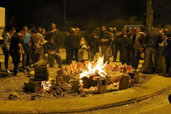Μπλόκα με... αντικριστό και λύρα στην Κρήτη [εικόνες] | iefimerida.gr 2