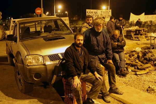 Μπλόκα με... αντικριστό και λύρα στην Κρήτη [εικόνες] | iefimerida.gr 3