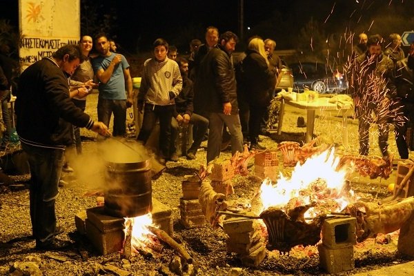 Μπλόκα με... αντικριστό και λύρα στην Κρήτη [εικόνες] | iefimerida.gr 5