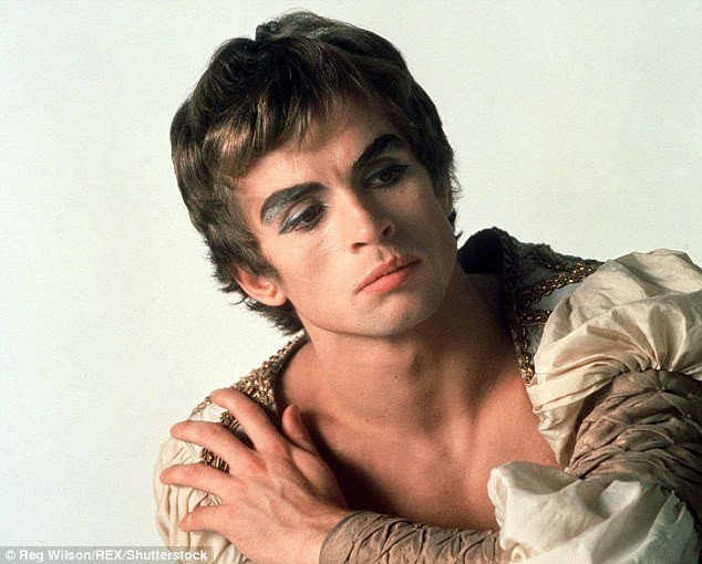 Το ερωτικό τρίο Μπάουι-Τζάγκερ με διάσημη τραγουδίστρια -Ηθελε να συμμετέχει και ο Νουρέγιεφ [εικόνες] | iefimerida.gr 1