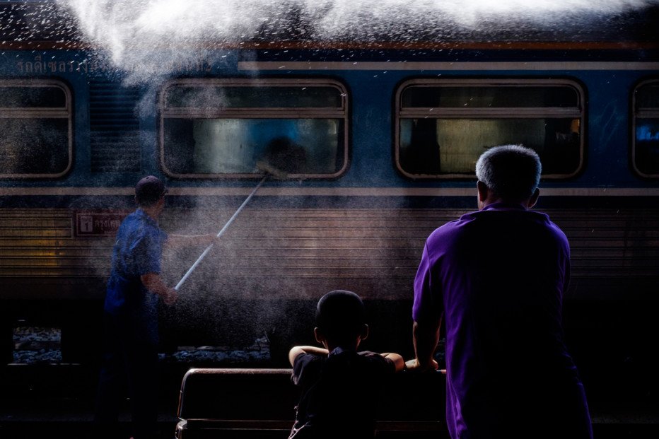 Ταξιδέψτε στον πιο «φιλμ νουάρ» σιδηροδρομικό σταθμό του κόσμου μέσα από τον φακό του Ραμί Ναρούλα | iefimerida.gr 3