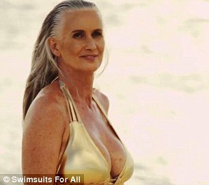 56χρονη γκριζομάλλα με χρυσό μπικίνι -Το μεγαλύτερο μοντέλο στο Sports Illustrated [εικόνες] | iefimerida.gr 2