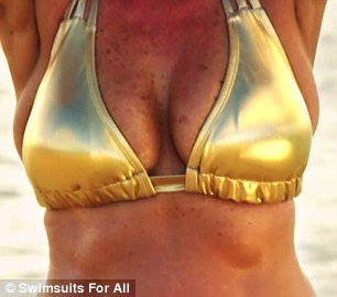 56χρονη γκριζομάλλα με χρυσό μπικίνι -Το μεγαλύτερο μοντέλο στο Sports Illustrated [εικόνες] | iefimerida.gr 3