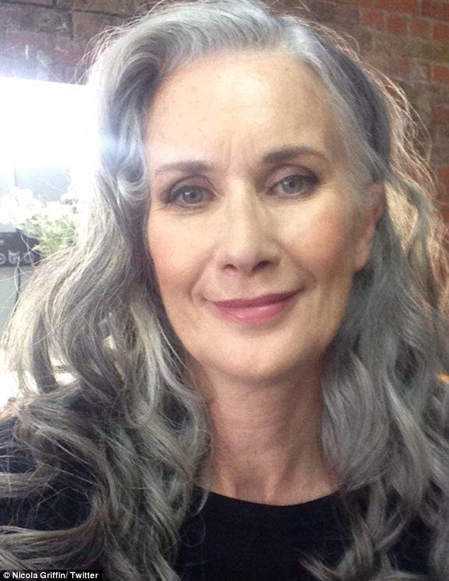 56χρονη γκριζομάλλα με χρυσό μπικίνι -Το μεγαλύτερο μοντέλο στο Sports Illustrated [εικόνες] | iefimerida.gr 4