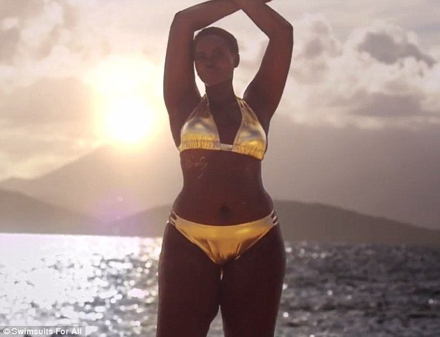 56χρονη γκριζομάλλα με χρυσό μπικίνι -Το μεγαλύτερο μοντέλο στο Sports Illustrated [εικόνες] | iefimerida.gr 7