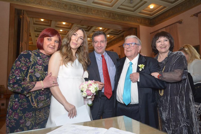 Ο Κώστας Βουτσάς και πάλι γαμπρός στα 84 -Θα γίνει και πατέρας [εικόνες] | iefimerida.gr 1