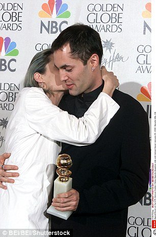 Πώς ένα φιλί φανερώνει το είδος της σχέσης δυο ανθρώπων [εικόνες] | iefimerida.gr 3