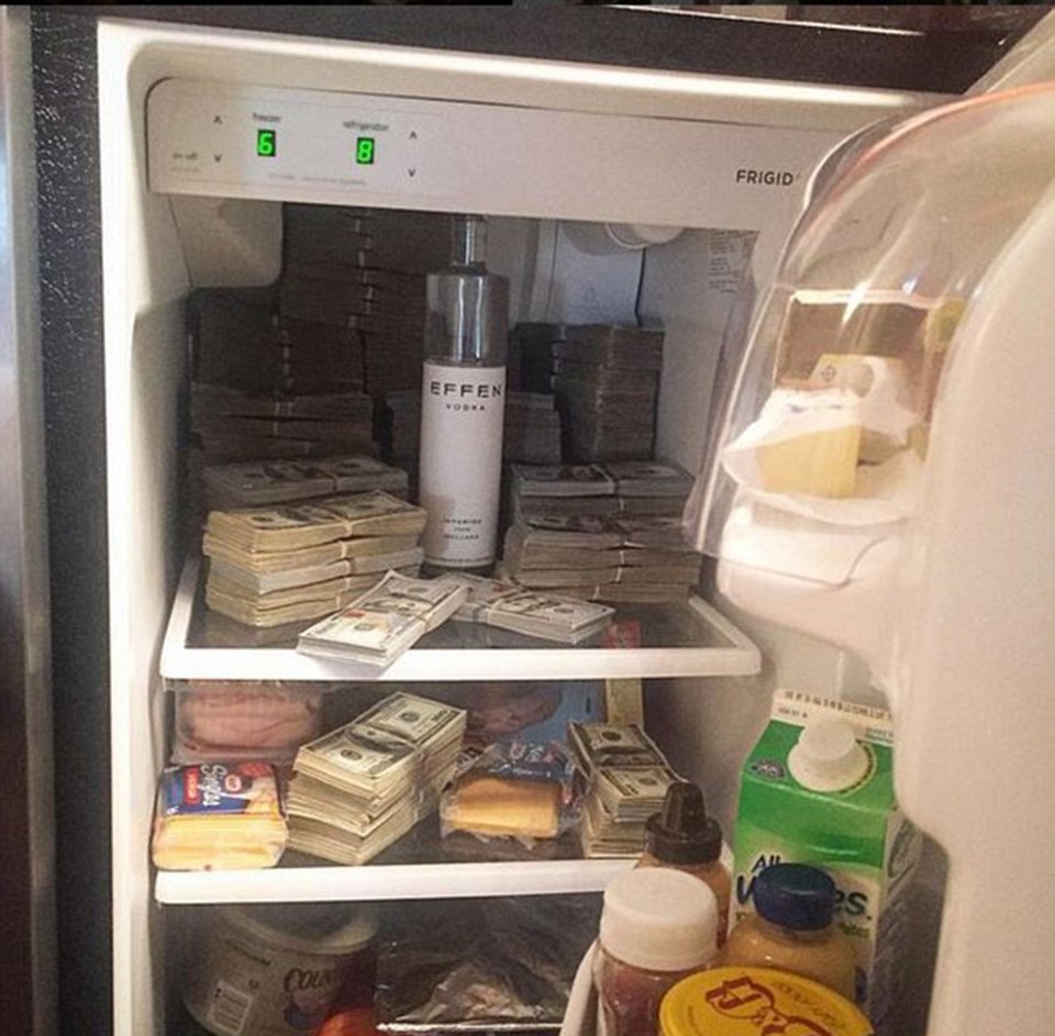 Ο... χρεοκοπημένος 50 Cent ποζάρει με βουνά από δολάρια [εικόνες] | iefimerida.gr 2