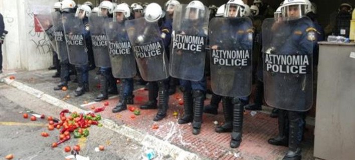 Η οργή των αγροτών ξέσπασε στην Αθήνα [εικόνες&βίντεο] | iefimerida.gr 18