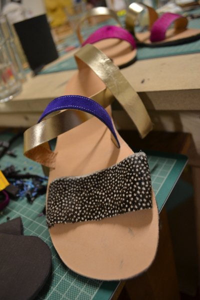 Εξάρχεια: Ενα εργαστήρι σου μαθαίνει να κάνεις βιβλία, τσάντες, εσπαντρίγιες [εικόνες] | iefimerida.gr 7