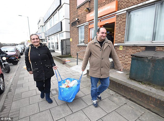 Χαμός στην πρώτη μέρα λειτουργίας του easyFoodstore -Αδειασαν όλα τα ράφια στο Λονδίνο [εικόνες] | iefimerida.gr 9