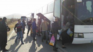 Πανζουρλισμός: Ανέβασαν πρόσφυγες στα λεωφορεία, τους κατέβασαν κι εκείνοι έφυγαν πεζή [εικόνες& βίντεο] | iefimerida.gr 5
