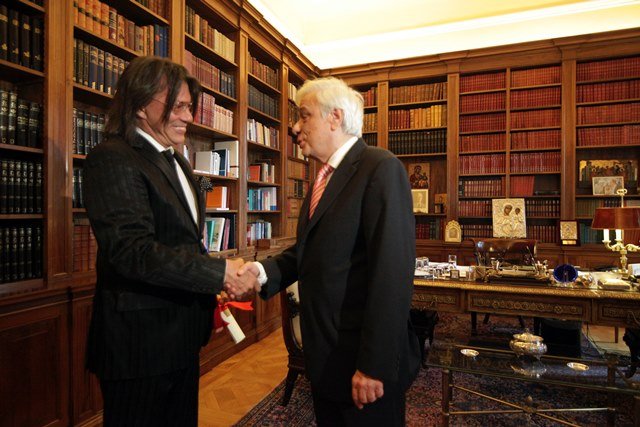 Ο Προκόπης Παυλόπουλος έχει γεμίσει το γραφείο του εικόνες Αγίων [εικόνες] | iefimerida.gr 3