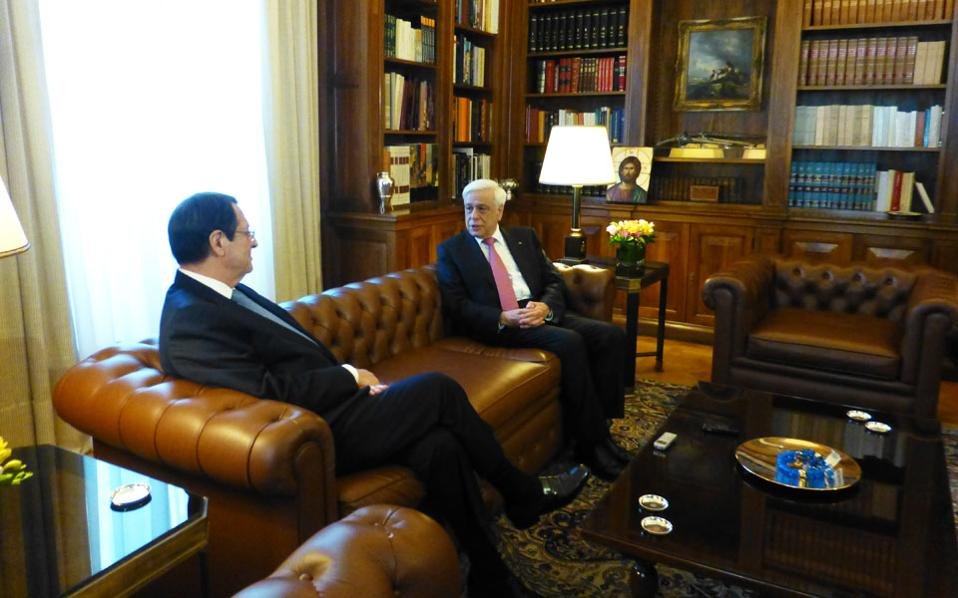 Ο Προκόπης Παυλόπουλος έχει γεμίσει το γραφείο του εικόνες Αγίων [εικόνες] | iefimerida.gr 4