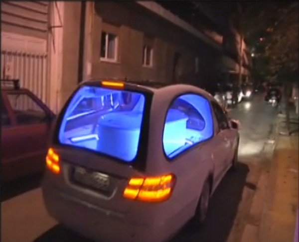 Σε λευκό φέρετρο έφτασε στη Ν. Ιωνία η σoρός του Παντελή Παντελίδη [εικόνες] | iefimerida.gr 1