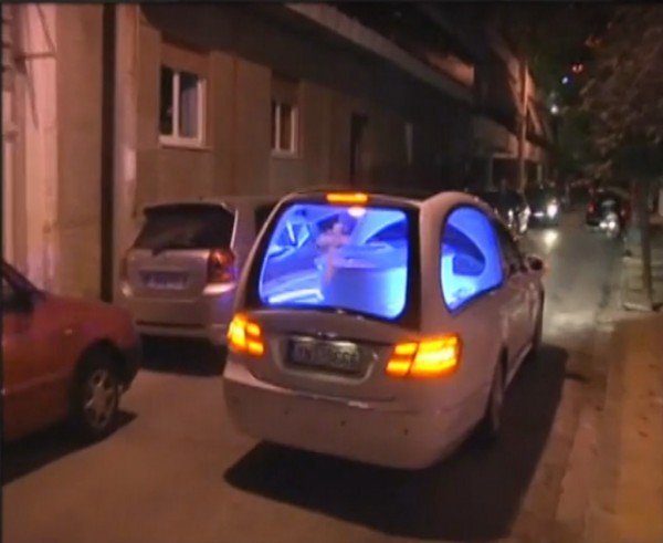 Σε λευκό φέρετρο έφτασε στη Ν. Ιωνία η σoρός του Παντελή Παντελίδη [εικόνες] | iefimerida.gr 2