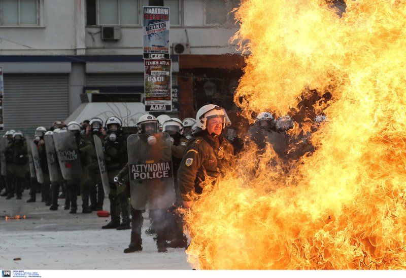 Αντιεξουσιαστές έκαψαν τα Εξάρχεια: Εβαλαν φωτιές σε κάδους -Στις φλόγες ένα αυτοκίνητο [βίντεο] | iefimerida.gr 0