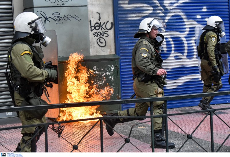 Αντιεξουσιαστές έκαψαν τα Εξάρχεια: Εβαλαν φωτιές σε κάδους -Στις φλόγες ένα αυτοκίνητο [βίντεο] | iefimerida.gr 1