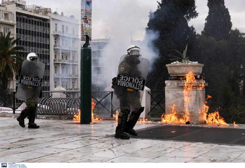 Αντιεξουσιαστές έκαψαν τα Εξάρχεια: Εβαλαν φωτιές σε κάδους -Στις φλόγες ένα αυτοκίνητο [βίντεο] | iefimerida.gr 2