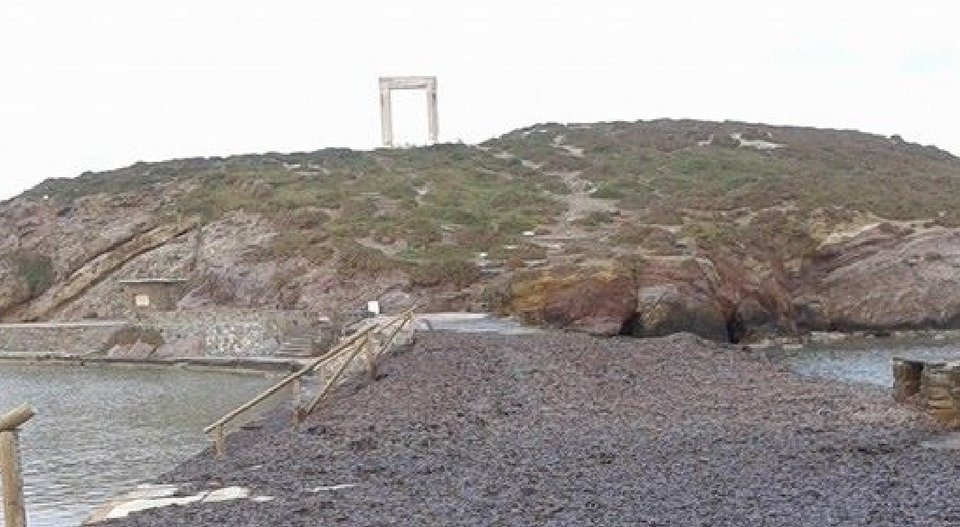 Σπάνιο θέαμα στη Νάξο - Δρόμος... από φύκια στην Πορτάρα [εικόνες] | iefimerida.gr 0
