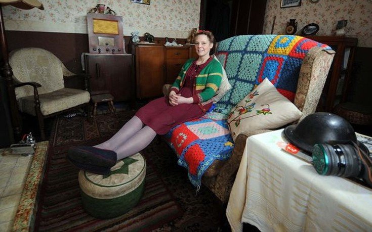 Γυναίκα που ζει στο 1940: Εχει σπίτι ρεπλίκα, πλένει σε σκάφη και δεν έχει τηλεόραση [εικόνες]  | iefimerida.gr 1