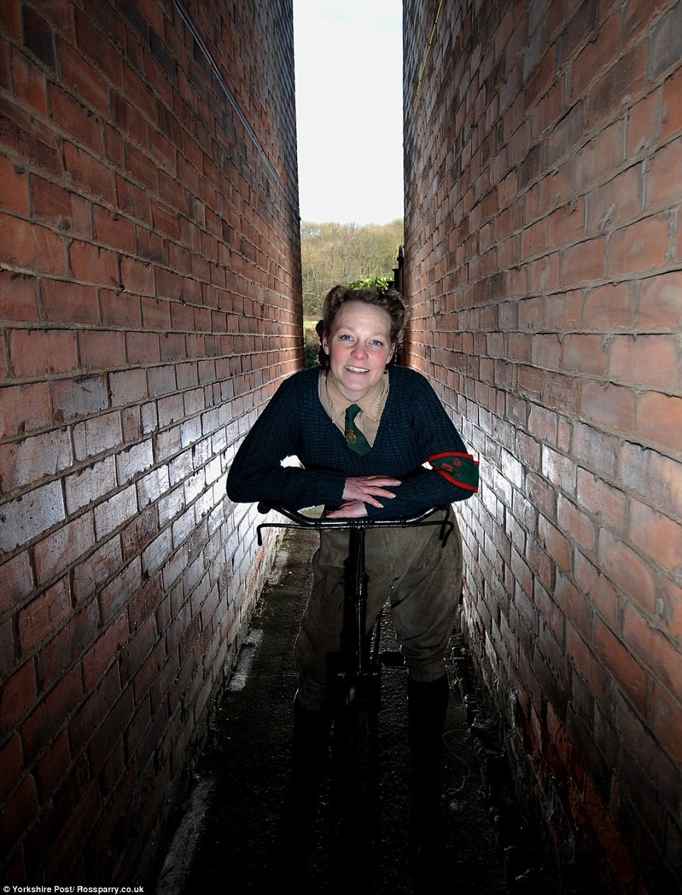 Γυναίκα που ζει στο 1940: Εχει σπίτι ρεπλίκα, πλένει σε σκάφη και δεν έχει τηλεόραση [εικόνες]  | iefimerida.gr 4