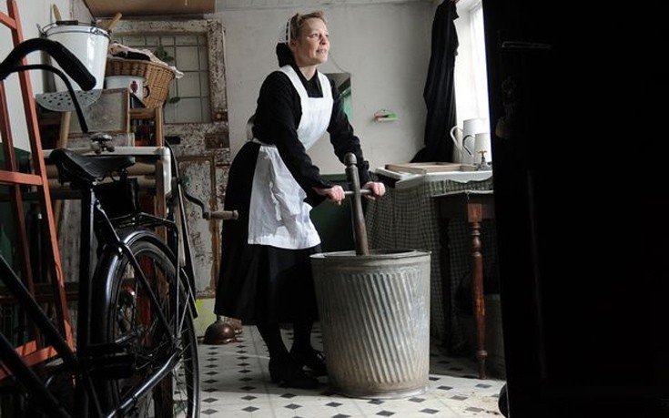 Γυναίκα που ζει στο 1940: Εχει σπίτι ρεπλίκα, πλένει σε σκάφη και δεν έχει τηλεόραση [εικόνες]  | iefimerida.gr 0