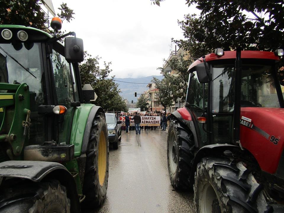 Θεαματική διαμαρτυρία ψαράδων στην Πρέβεζα -Πέταξαν καπνογόνα μέσα στη θάλασσα [εικόνες] | iefimerida.gr 0