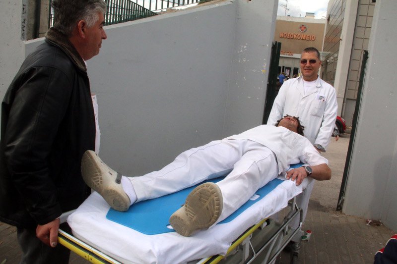 Στο Αργος οι γιατροί διαμαρτυρήθηκαν κατά του Ασφαλιστικού βγάζοντας τα φορεία στους δρόμους [εικόνες] | iefimerida.gr 2