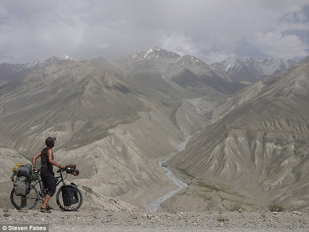 Ο γιατρός των 6 ηπείρων - Παράτησε το Λονδίνο και γύρισε όλο τον κόσμο με ένα ποδήλατο [εικόνες] | iefimerida.gr 3