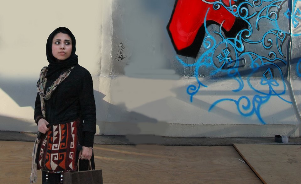 Σαμσιά Χασσανί: Νεαρή με μαντήλα η πρώτη γυναίκα που κάνει γκράφιτι στο Αφγανιστάν [εικόνες] | iefimerida.gr 3