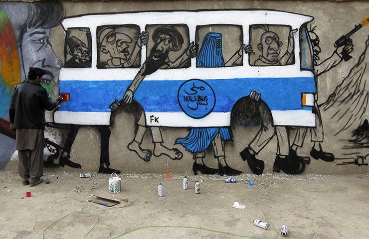 Σαμσιά Χασσανί: Νεαρή με μαντήλα η πρώτη γυναίκα που κάνει γκράφιτι στο Αφγανιστάν [εικόνες] | iefimerida.gr 7